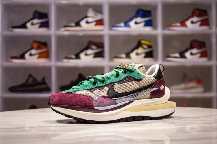 Sacai x NK VaporWaffle DD3035-200