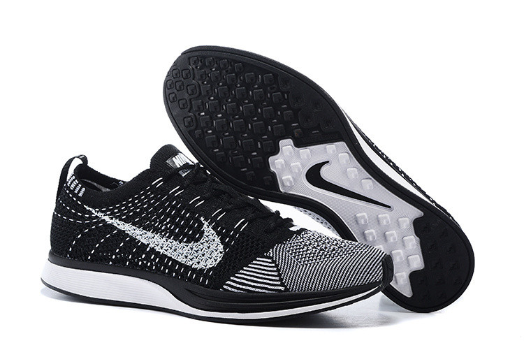 NIKE FLYKNIT RACER Black/White